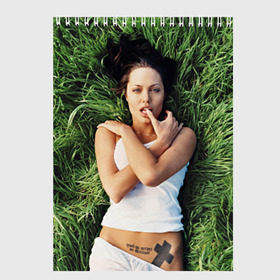 Скетчбук с принтом Джоли Анджелина , 100% бумага
 | 48 листов, плотность листов — 100 г/м2, плотность картонной обложки — 250 г/м2. Листы скреплены сверху удобной пружинной спиралью | Тематика изображения на принте: анджелина | девушка | джоли | лежит | тату