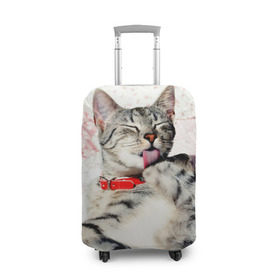 Чехол для чемодана 3D с принтом Кошка , 86% полиэфир, 14% спандекс | двустороннее нанесение принта, прорези для ручек и колес | cat | collar | heel | licking | lying | red | striped | кошка | красный | лежит | лижет | ошейник | полосатая | пятка