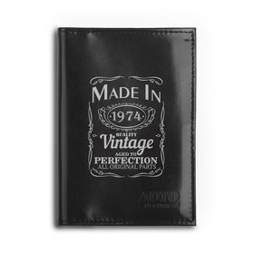 Обложка для автодокументов с принтом Сделано в 1974 , натуральная кожа |  размер 19,9*13 см; внутри 4 больших “конверта” для документов и один маленький отдел — туда идеально встанут права | 1974 | винтаж | год рождения | дата | надпись | сделано