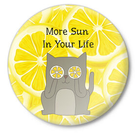 Значок с принтом More Sun In Your Life ,  металл | круглая форма, металлическая застежка в виде булавки | cat | kitty | lemon | lemonade | limon | pussycat | summer | жара | желтый | кот | котенок | котики | котэ | кошка | лемон | лемонад | лето | лимон | лимонад | позитив | серый | сок | солнце | сочный | фрукт | цитрус | черный | яркий
