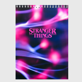 Скетчбук с принтом STRANGER THINGS (S) , 100% бумага
 | 48 листов, плотность листов — 100 г/м2, плотность картонной обложки — 250 г/м2. Листы скреплены сверху удобной пружинной спиралью | stranger things | очень странные дела