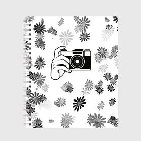 Тетрадь с принтом Турист , 100% бумага | 48 листов, плотность листов — 60 г/м2, плотность картонной обложки — 250 г/м2. Листы скреплены сбоку удобной пружинной спиралью. Уголки страниц и обложки скругленные. Цвет линий — светло-серый
 | камера | отдых | отпуск | прикольная картинка | цветы | чб | черно белое