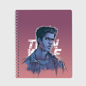 Тетрадь с принтом Teen Wolf Scott McCall , 100% бумага | 48 листов, плотность листов — 60 г/м2, плотность картонной обложки — 250 г/м2. Листы скреплены сбоку удобной пружинной спиралью. Уголки страниц и обложки скругленные. Цвет линий — светло-серый
 | Тематика изображения на принте: alpha | beta | derek | derek hale | omega | scott | scott mccall | serial | stiles | stiles stilinski | teen wolf | wolf | бета | волк | волки | волчонок | дерек | дерек хейл | оборотень | оборотни | ольфа | омега | сериал | скотт | скотт макколл | стайлз