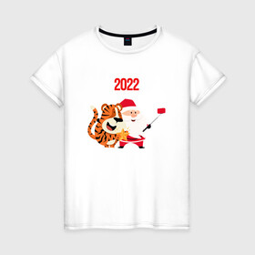 Женская футболка хлопок с принтом Санта и тигренок делают сэлфи , 100% хлопок | прямой крой, круглый вырез горловины, длина до линии бедер, слегка спущенное плечо | 2022 | год тигра | новый год | новый год 2022 | символ года | тигр | тигренок | тигрица | тигры