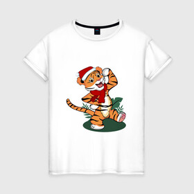Женская футболка хлопок с принтом Новогодний тигр 2022 , 100% хлопок | прямой крой, круглый вырез горловины, длина до линии бедер, слегка спущенное плечо | 2022 | зимний тигр | качок | новый год | подарок на новый год | сильный | стоит | тигр в новогодней шапке | тигренок | хвастается